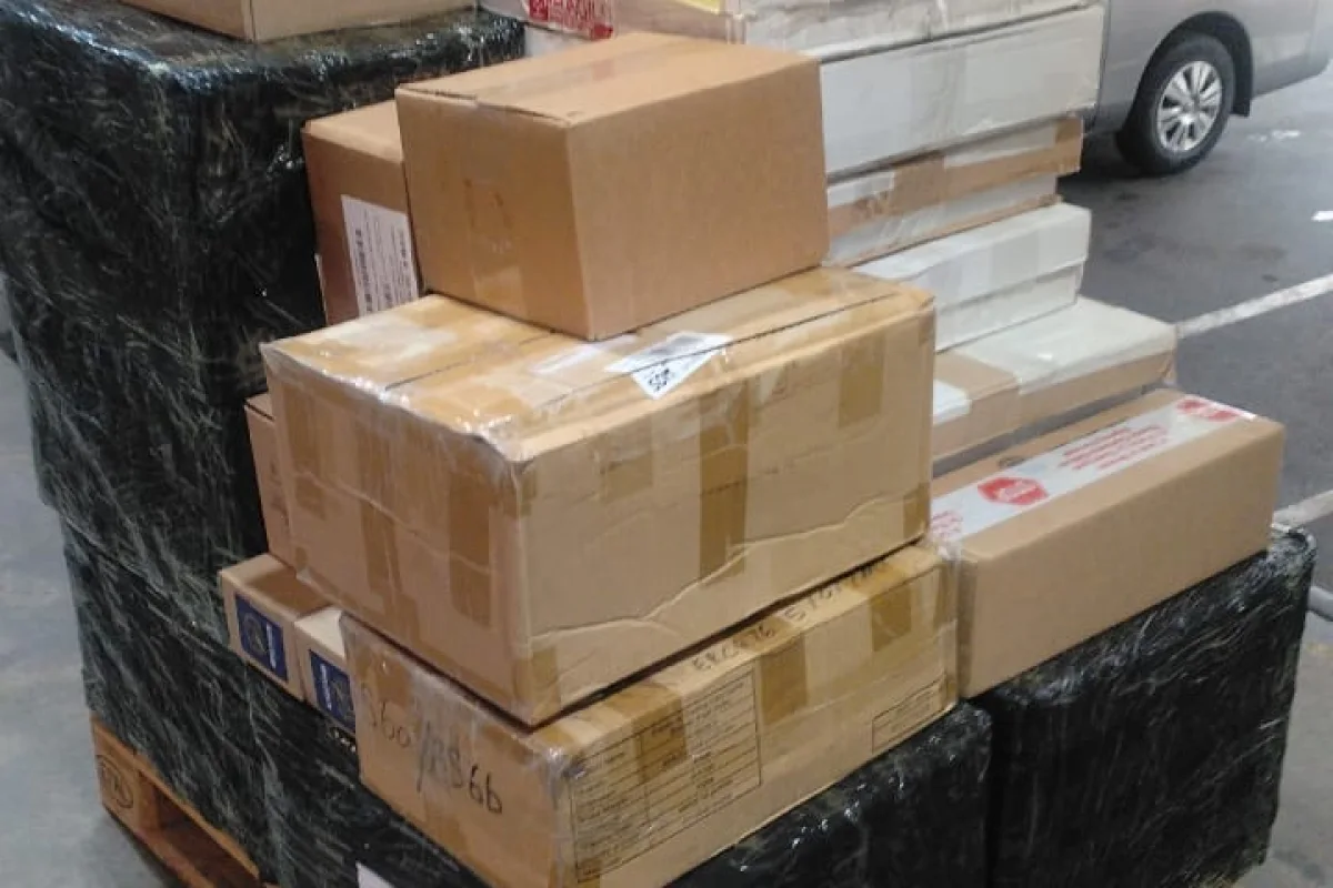 Kotak dan barangan am tersusun untuk penghantaran.